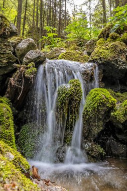 Su akıntısı, Huciaky vadisi, Low Tatras dağları, Slovakya Cumhuriyeti. Uzun süre fotoğrafa maruz kalmışsın. Yürüyüş teması.