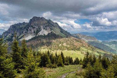Stoh 'tan Büyük Rozsutec Tepesi, Küçük Fatra, Slovak Cumhuriyeti. İlkbahar sahnesi. Doğada güzellik. 