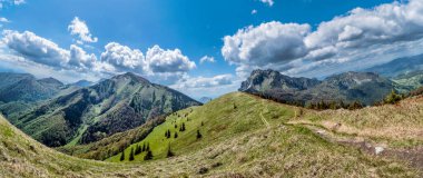 Stoh ve Büyük Rozsutec Tepesi, Osnica, Küçük Fatra, Slovak Cumhuriyeti. Panoramik fotoğraf. Doğada güzellik.