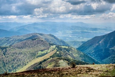Stoh 'tan, Küçük Fatra' dan, Slovak cumhuriyetinden dağ manzarası. İlkbahar sahnesi. Doğada güzellik.