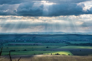 Oponice Kalesi kalıntıları, Slovakya Cumhuriyeti 'nin arazileri. Mevsimsel doğal sahne. Seyahat hedefi.