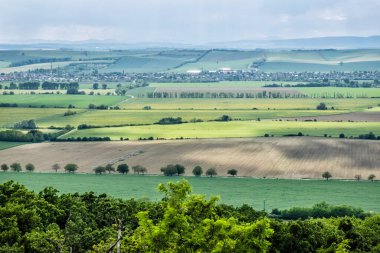 Oponice Kalesi kalıntıları, Slovakya Cumhuriyeti 'nin arazileri. Mevsimsel doğal sahne. Seyahat hedefi.