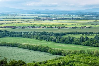 Oponice Kalesi kalıntıları, Slovakya Cumhuriyeti 'nin arazileri. Mevsimsel doğal sahne. Seyahat hedefi.