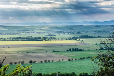 Oponice Kalesi kalıntıları, Slovakya Cumhuriyeti 'nin arazileri. Mevsimsel doğal sahne. Seyahat hedefi.