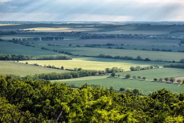 Oponice Kalesi kalıntıları, Slovakya Cumhuriyeti 'nin arazileri. Mevsimsel doğal sahne. Seyahat hedefi.