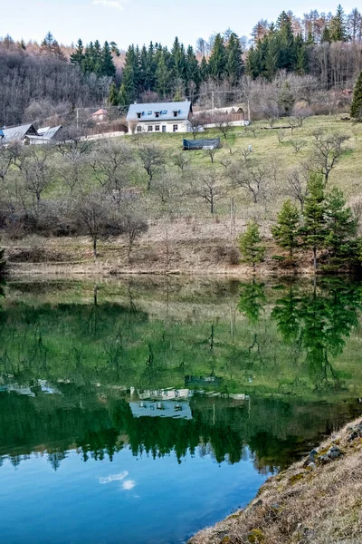 スロバキア共和国スティアヴニツァ山脈の貯水池クリンガー 四季折々の自然風景 ハイキングのテーマ — ストック写真