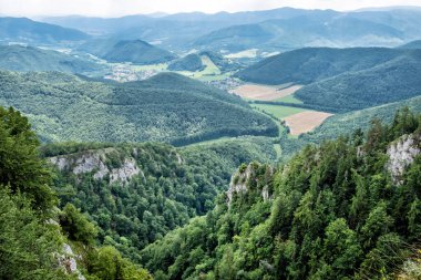 Muran ovası, Slovakya Cumhuriyeti, Orta Avrupa. Seyahat güzergahı. Mevsimsel doğal sahne.