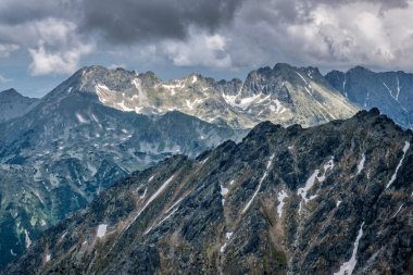 Yüksek Tatras dağlarındaki Krivan zirvesinden, Slovak cumhuriyetinden görüntü. Yürüyüş teması. Seyahat hedefi.