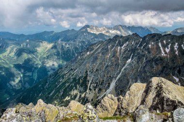 Yüksek Tatras dağlarındaki Krivan zirvesinden, Slovak cumhuriyetinden görüntü. Yürüyüş teması. Seyahat hedefi.