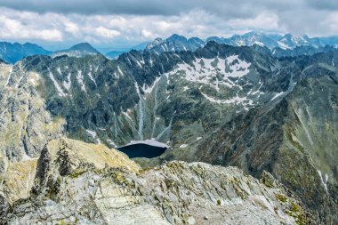 Yüksek Tatras dağlarındaki Krivan zirvesinden, Slovak cumhuriyetinden görüntü. Yürüyüş teması. Seyahat hedefi.