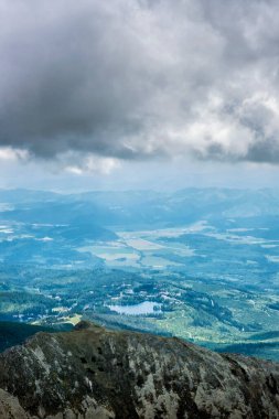 Krivan Tepesi 'nden Strba tarn, Yüksek Tatras Dağları, Slovak Cumhuriyeti. Yürüyüş teması. Seyahat hedefi.