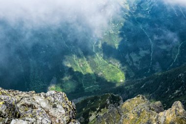 Yüksek Tatras dağlarındaki Krivan tepesinden Dill Vadisi, Slovakya Cumhuriyeti. Yürüyüş teması. Seyahat hedefi.