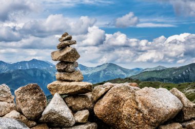 Taş tepeciği, yüksek Tatras dağları, Slovakya Cumhuriyeti. Yürüyüş teması. Seyahat hedefi.