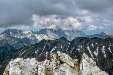 Yüksek Tatras dağlarındaki Krivan zirvesinden, Slovak cumhuriyetinden görüntü. Yürüyüş teması. Seyahat hedefi.
