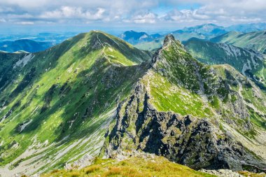 Placlivo 'dan Ostry Rohac ve Volovec zirvesi, Batı Tatras dağları, Slovak cumhuriyeti. Yürüyüş teması. Mevsimsel doğal sahne.