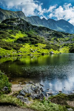 Rohac tarn, Batı Tatras, Slovakya Cumhuriyeti. Yürüyüş teması. Mevsimsel doğal sahne.