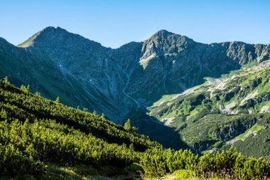 Ostry Rohac ve Placlivo zirveleri Eyer Zabrat, Batı Tatras, Slovak cumhuriyetinden. Yürüyüş teması. Mevsimsel doğal sahne.