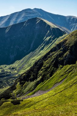 Polonya Tatras dağları Rakon zirvesinden, Batı Tatras 'tan, Slovak cumhuriyetinden. Yürüyüş teması. Mevsimsel doğal sahne.
