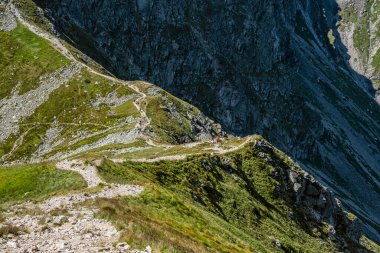 Volovec 'ten Ostry Rohac zirvesine, Batı Tatras, Slovak cumhuriyeti. Yürüyüş teması. Mevsimsel doğal sahne.