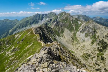 Placlivo 'dan Banikov ve Tri kopy tepeleri, Batı Tatras dağları, Slovak cumhuriyeti. Yürüyüş teması. Mevsimsel doğal sahne.