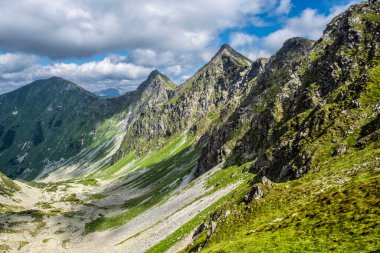 Batı Tatras manzarası, Slovak cumhuriyeti. Yürüyüş teması. Mevsimsel doğal sahne.