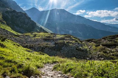 Batı Tatras dağları manzarası, Slovakya Cumhuriyeti. Yürüyüş teması. Mevsimlik doğa.