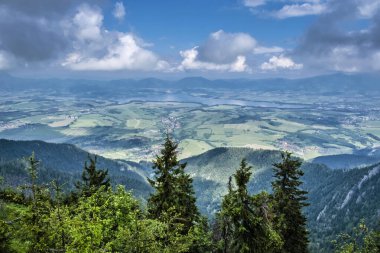 Liptov havzası Sina Peak, Low Tatras dağları, Slovak cumhuriyeti. Yürüyüş teması. Mevsimsel doğal sahne.
