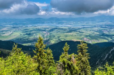 Liptov havzası Sina Peak, Low Tatras dağları, Slovak cumhuriyeti. Yürüyüş teması. Mevsimsel doğal sahne.