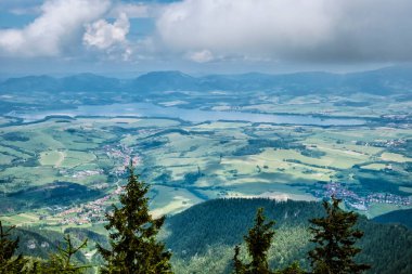 Liptov havzası Sina Peak, Low Tatras dağları, Slovak cumhuriyeti. Yürüyüş teması. Mevsimsel doğal sahne.