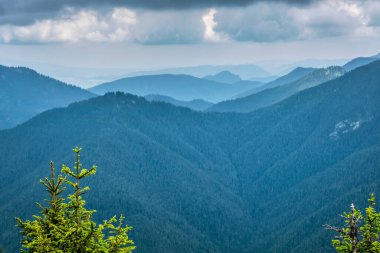 Slovak Cumhuriyeti, Sina Peak 'ten alçak Tatras manzarası. Yürüyüş teması. Mevsimsel doğal sahne.