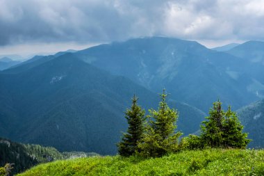 Slovak Cumhuriyeti, Sina Peak 'ten alçak Tatras manzarası. Yürüyüş teması. Mevsimsel doğal sahne.