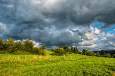 Dramatik doğal manzara, Orava bölgesi, Slovakya Cumhuriyeti. Seyahat güzergahı. Mevsimsel doğal sahne.
