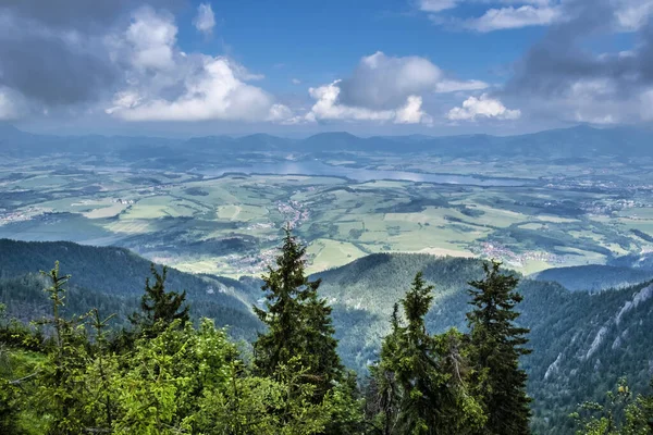 Liptov havzası Sina Peak, Low Tatras dağları, Slovak cumhuriyeti. Yürüyüş teması. Mevsimsel doğal sahne.