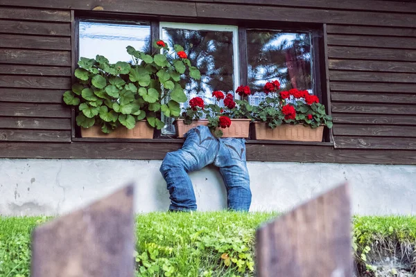 Venster Met Bloemen Grappige Jeans Kordiky Bergdorp Kremnica Heuvels Slowaakse — Stockfoto