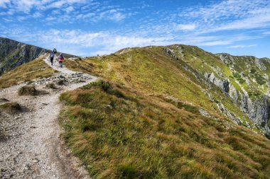 Batı Tatras dağlarında, Slovak cumhuriyetinde turistler. Yürüyüş teması. Mevsimsel doğal sahne.