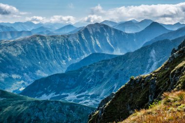 Batı Tatras, Slovak Cumhuriyeti. Yürüyüş teması. Mevsimsel doğal sahne.