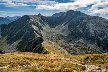 Spalena ve Pachola tepeleri, Batı Tatras, Slovak cumhuriyeti. Yürüyüş teması. Mevsimsel doğal sahne.