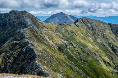 Banikov ve Prislop tepeleri, Batı Tatras, Slovak cumhuriyeti. Yürüyüş teması. Mevsimsel doğal sahne.