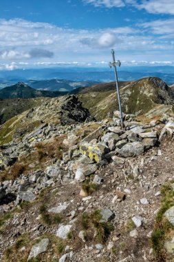 Pachola tepesinde, Batı Tatras 'ta, Slovak cumhuriyetinde. Yürüyüş teması. Mevsimsel doğal sahne.