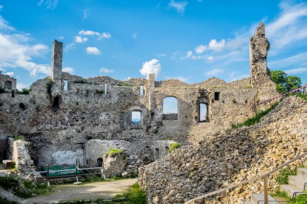 Povazsky Kalesi yıkıntıları, Slovakya Cumhuriyeti, Orta Avrupa. Seyahat hedefi.