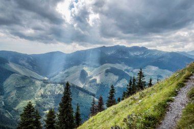 Alçak Tatras dağları manzarası, Slovak cumhuriyeti. Yürüyüş teması. Mevsimsel doğal sahne.