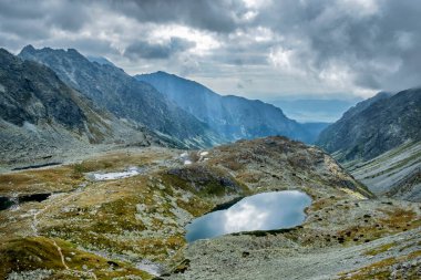 Küçük Hincovo tarn, Mengusovska vadisi, Yüksek Tatras dağları, Slovak cumhuriyeti. Yürüyüş teması. Seyahat hedefi.