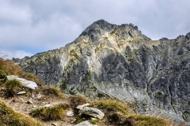 Mengusovsky Zirvesi, Yüksek Tatras Dağları, Slovak Cumhuriyeti. Yürüyüş teması. Mevsimsel doğal sahne.