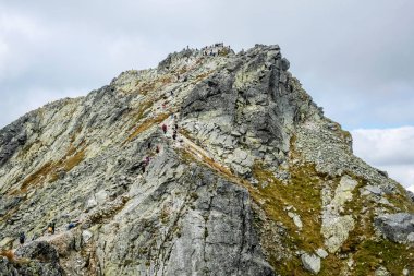 Koprovsky Zirvesi, Yüksek Tatras Dağları, Slovakya Cumhuriyeti. Yürüyüş teması. Mevsimsel doğal sahne.