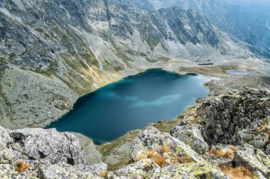 Büyük Hincovo tarn, Mengusovska vadisi, Yüksek Tatras dağları, Slovak cumhuriyeti. Yürüyüş teması. Seyahat hedefi.