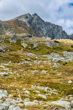 Mengusovska Vadisi ve Koprovsky Tepesi, Yüksek Tatras Dağları, Slovakya Cumhuriyeti. Yürüyüş teması. Mevsimsel doğal sahne.
