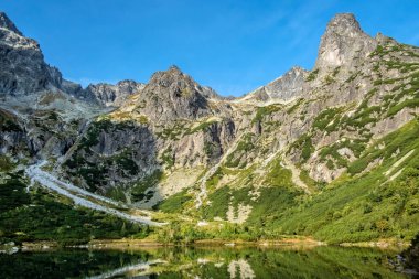 Yeşil tarn, Yüksek Tatras dağları, Slovakya Cumhuriyeti. Mevsimsel doğal sahne. Seyahat hedefi.