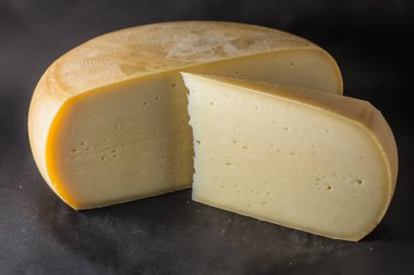 İsviçre peyniri siyah arka plan üzerine