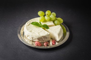 Camembert üzüm, fıstık ve nane ile plaka üzerinde