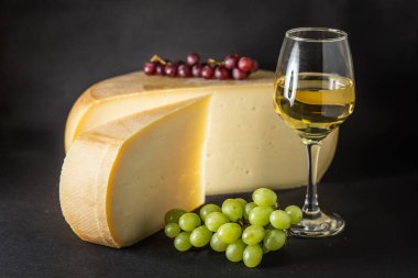 İsviçre peyniri ile üzüm ve beyaz şarap